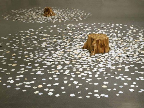 Sur les tilleuls - Souches en bois, feuilles en papier. (7 souches, dimension variable)