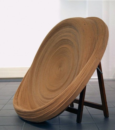 Ronde, 2013 - Sangle de tâpissier enroulée et clouée, tréteau
110 cm