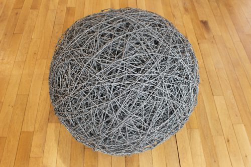 Sans titre (sphere) - 2011, fil barbelé, ø 80 cm