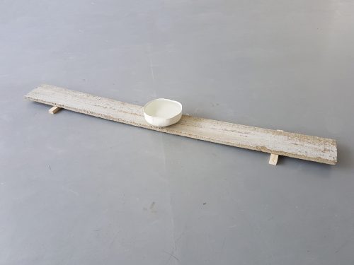 Sans titre (Incurvé) - 2018, céramique, béton et eau, 200 x 25 x 12 cm
