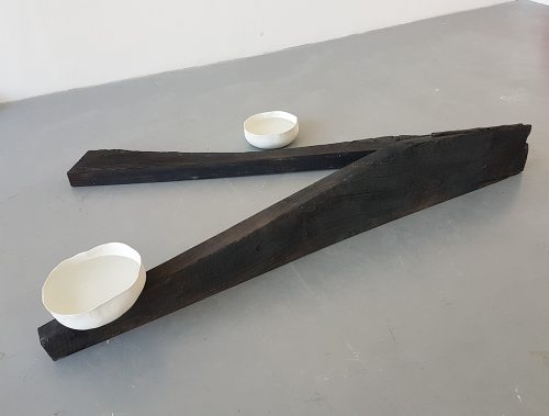 Sans titre ( Bois brûlé ) - 2019, bois, céramique, eau, 190 x 80 x 30 cm