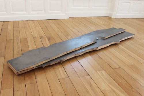 Sans titre (fendue superposée) - 2017, bois, enduit de lissage, graphite, 197 x 50 x 8 cm