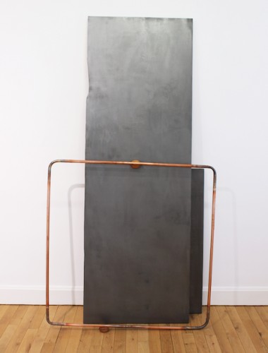 Sans titre (circuit dissonance) - 2017, bois, enduit de lissage, graphite, tuyau de cuivre, citrons, 195 x 103 x 20 cm