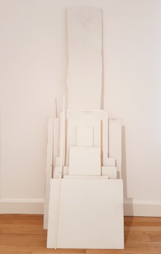 Sans titre (corrélation) - 2017, bois, enduit de lissage, papier, élastiques, 200 x 70 x 40 cm