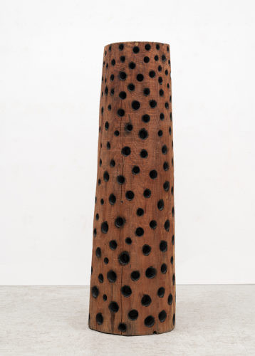 Holed Red Column - 2018,séquoia partiellement brûlé,190 x 60 x 64 cm