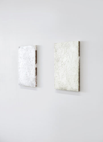 Playground - 2022, acrylique et terre sur coton, sur bois, 45 x 31 cm