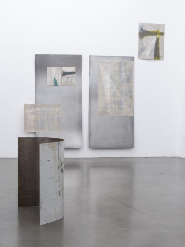 Sans titre (Dessin) - 2022, dessins sur plaque d'acier et carton, 200 x 100 cm